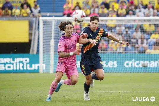 Krejci pelea por un balón en un encuentro de LaLiga ante Fábio Silva