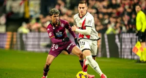 Adam Aznou pelea por un balón ante De Frutos en un partido de LaLiga EA Sports